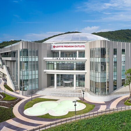 Lotte opens Premium Outlet ‘Time Villas’