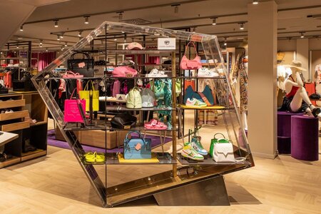 Coin's Como Store Reopens